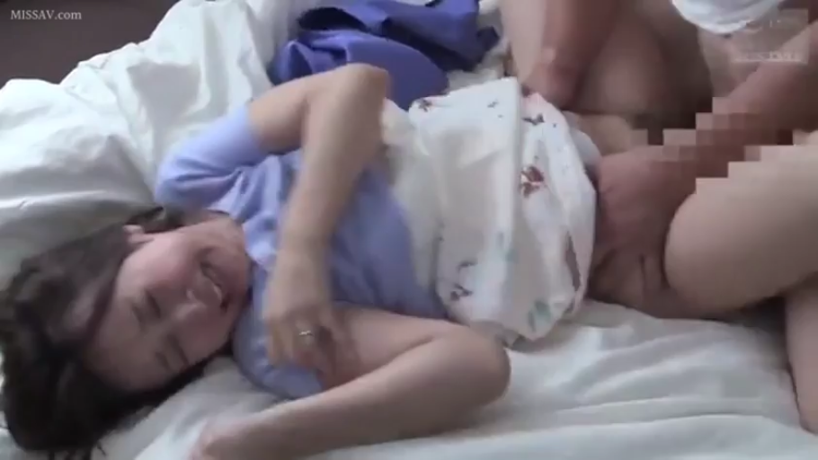 性交 · 卧室 · 愉悦 · 马赛克 · 中景 · 仰卧 · 床单 · 紫色上衣