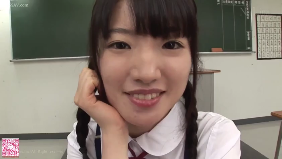 教室 · 甜美 · 学生校服 · 微笑 · 面部特写 · 黑板 · 托腮 · 校园风