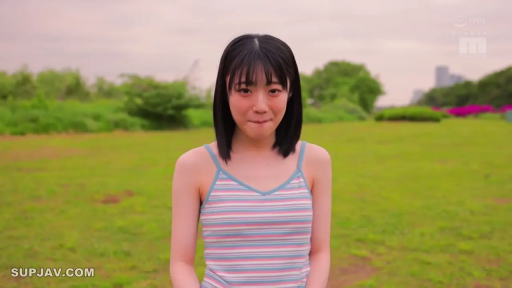 站立 · 展示 · 羞涩 · 户外草地 · 半身照 · 清纯写真 · 条纹吊带衫