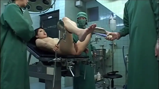 角色扮演 · 全裸 · 惊恐 · M字腿 · 手术室 · 下体特写 · 医疗检查 · 手术台