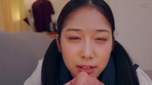 室内 · うつ伏せ · 顔のクローズアップ · 妩媚 · 水手服 · 注视镜头 · 双马尾