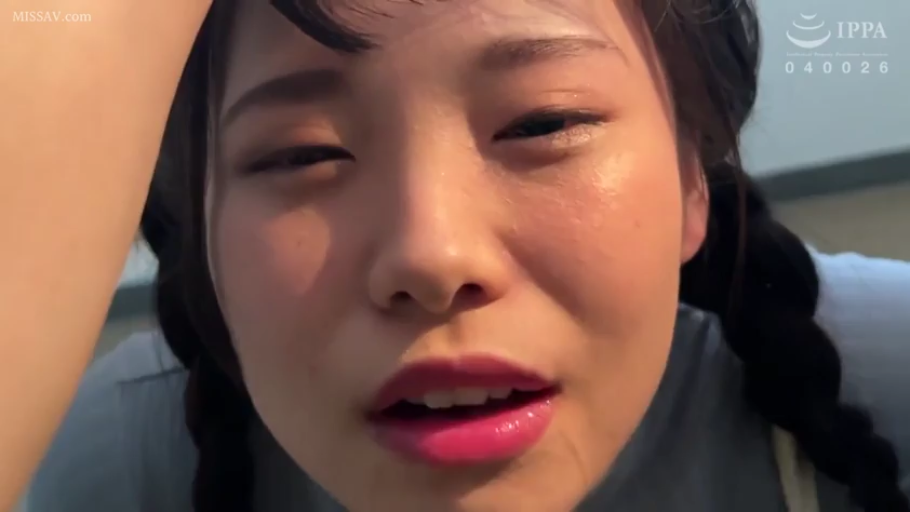 脸部特写 · 迷离 · 凝视 · 户外 · 休闲服 · 前倾 · 麻花辫