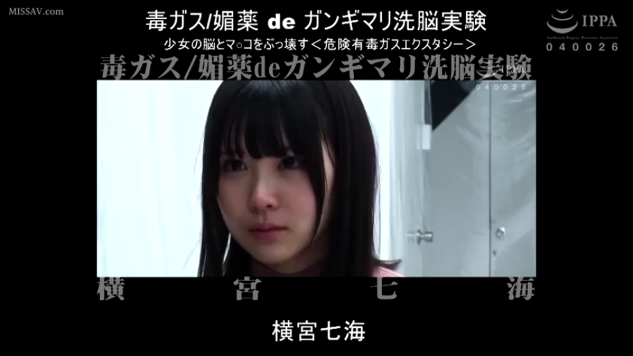 室内 · 脸部特写 · 凝视 · 长发 · 粉色上衣 · 正面 · 悲伤