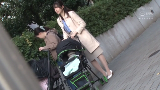 行走 · 自然 · 路边 · 长裙 · 人妻 · 婴儿车 · 推婴儿车