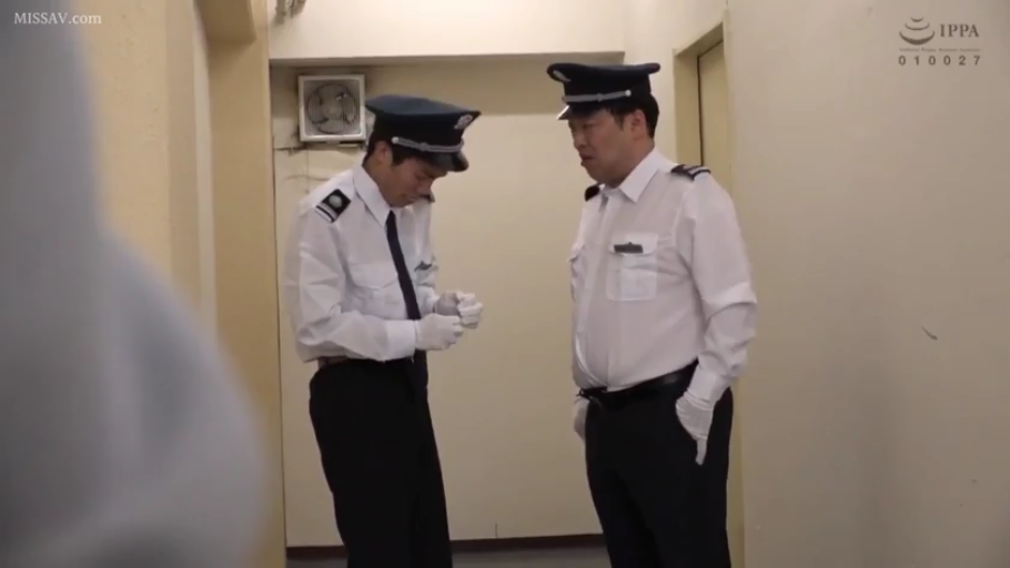 交谈 · 严肃 · 站立 · 中景 · 走廊 · 保安制服