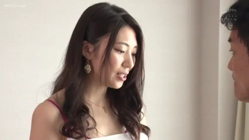 室内 · 交谈 · 专注 · 站姿 · 半身特写 · 项链耳环 · 白色吊带衫 · 男伴侧面