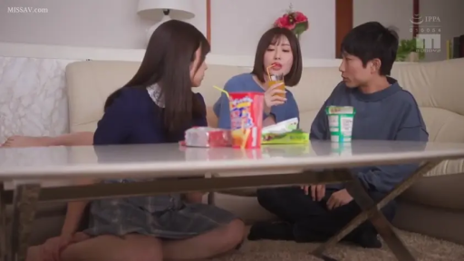 坐姿 · 交谈 · 中景 · 自然 · 客厅 · 休闲装 · 多人 · 饮料