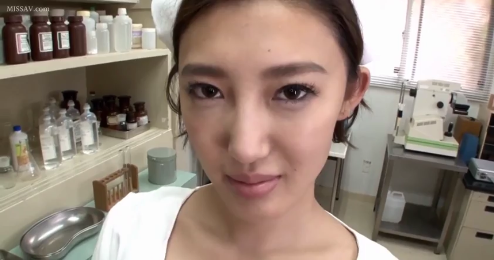 护士服 · 脸部特写 · 第一视角 · 站姿 · 微笑 · 注视 · 药瓶 · 医务室