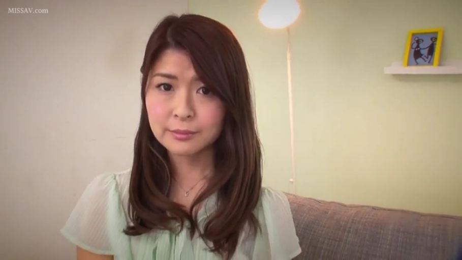 坐姿 · 脸部特写 · 客厅 · 浅色雪纺衫