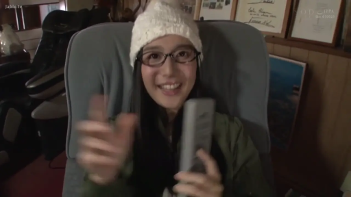 室内 · 坐姿 · 脸部 · 眼镜 · 大笑 · 开心 · 遥控器 · 针织帽