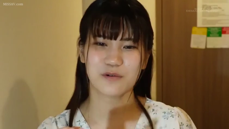 室内 · 坐姿 · 脸部 · 微笑 · 谈话 · 碎花衫