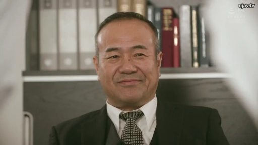 Sitting Posture · 办公室 · Smile · 面部特写 · Gaze · Suit · Bookshelf · 中年男性