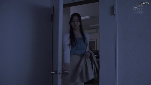 护士服 · 站立 · 微笑 · 半身特写 · 职业装 · 听诊器 · 采访 · 医院走廊