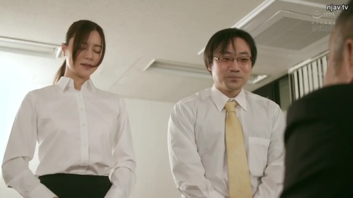 交谈 · 严肃 · 眼镜 · 办公室 · 站立 · 中景 · 职业装 · 职场