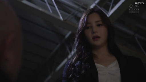 室内 · 脸部特写 · 站立 · 职业装 · 注视 · 昏暗 · 忧虑