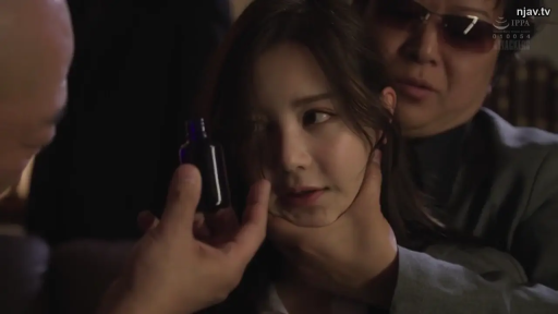 室内 · 坐姿 · 面部 · 剧情 · 药瓶 · 便装 · 不安 · 被捏下巴