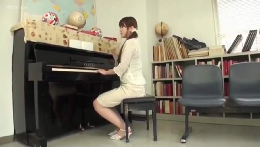 室内 · 校服 · 脸部特写 · 颜射 · 失神 · 仰躺 · 凌辱 · 铁链项圈