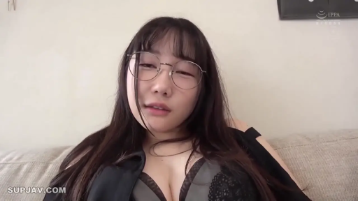 Indoor · 面部 · Glasses · Hazy · Stare · 内衣 · Lean back