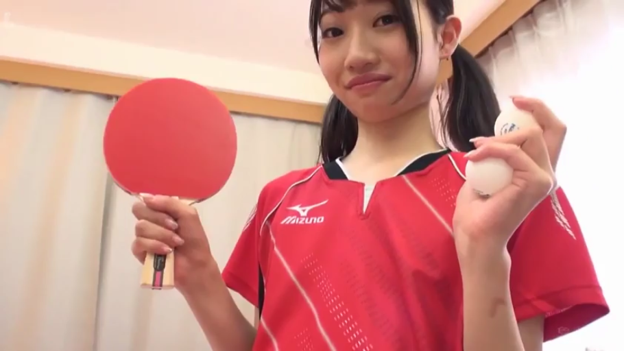 室内 · 脸部特写 · 俏皮 · 红色美津浓运动衫 · 白色乒乓球