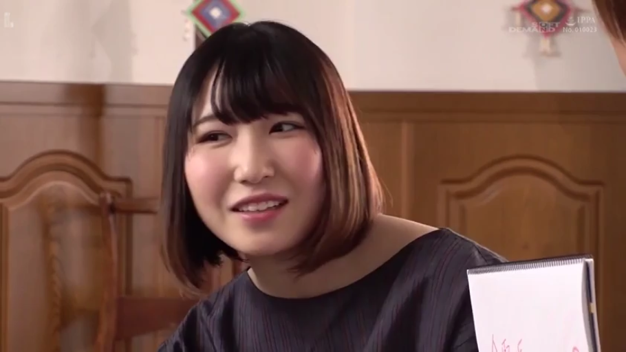 室内 · 坐姿 · 单人 · 脸部特写 · 微笑 · 深色上衣 · 开朗 · 笔记本