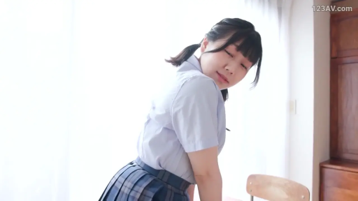 室内 · 面部 · 校服 · 站立 · 微笑 · 清纯 · 学生