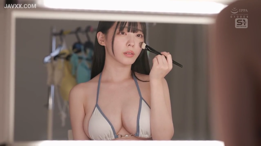 淡定 · 胸部特写 · 比基尼 · 化妆间 · 化妆刷 · 背后挂着衣服架