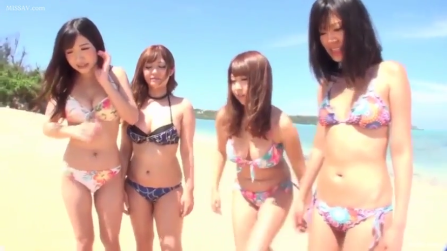 脸部 · 站立 · 室内走廊 · 开心微笑 · 接受访谈 · 白色拉链上衣 · 中文字幕标识