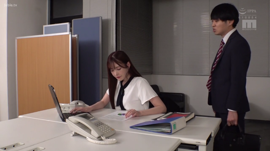 站姿 · 办公室 · 西装 · 电话 · 认真 · 看文件 · 职场 · 场景