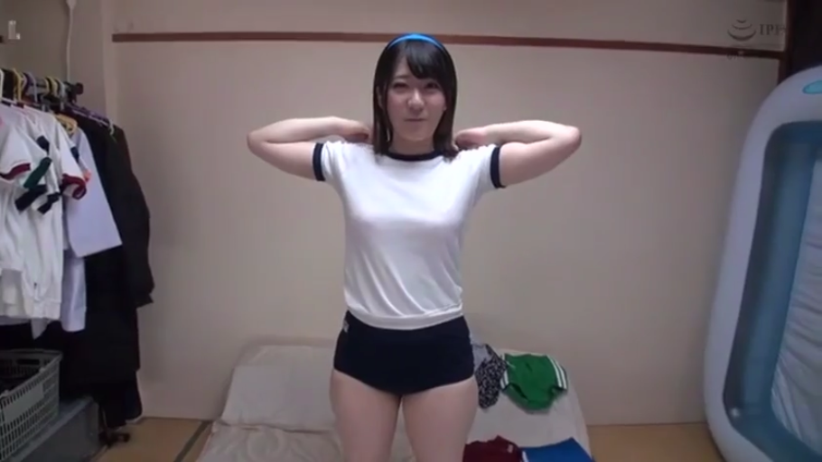 室内 · 中景 · 站姿 · 微笑 · 日系 · 体操服 · 充气泳池 · 整理头发