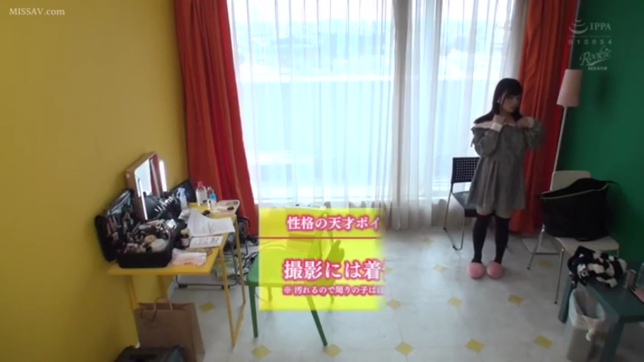 站立 · 更衣室 · 平淡 · 整理衣物 · 灰色连衣裙 · 无特写 · 化妆台