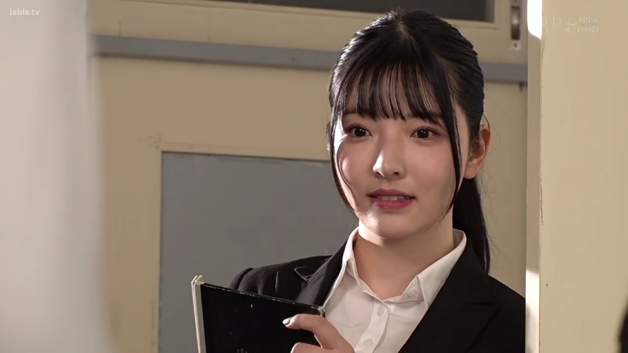 室内 · 站立 · 微笑 · 顔のクローズアップ · ビジネススーツ · 凝視 · 教师 · 笔记本