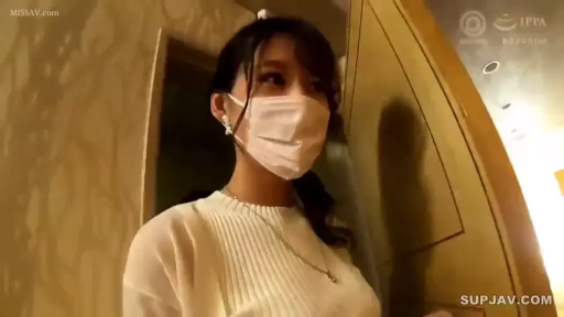 室内 · 站姿 · 平静 · ネックレス · 顔のクローズアップ · 白色毛衣 · 口罩 · 侧头看