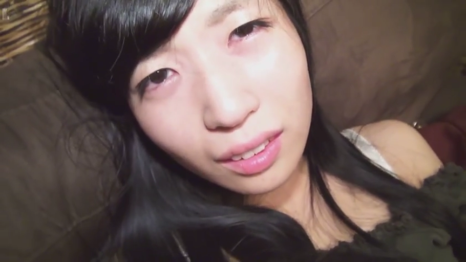 室内 · 顔部のクローズアップ · 迷離 · 长发 · オフショルダートップ · 躺卧 · レンズを見つめて