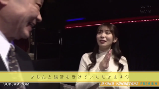 会話 · 合掌 · 微笑 · 半身 · 白色高领毛衣 · 剧情介绍 · 室内录影棚