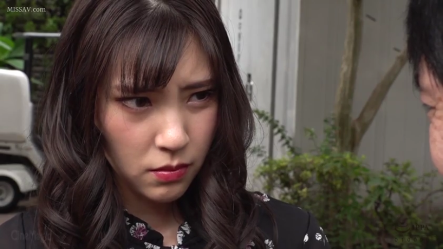 脸部特写 · 站立 · 户外 · 日本AV · 碎花裙 · 厌恶 · 瞪视