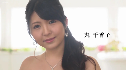 室内 · 面部 · 站立 · 微笑 · ネックレス · 凝視 · 礼服 · 個人写真