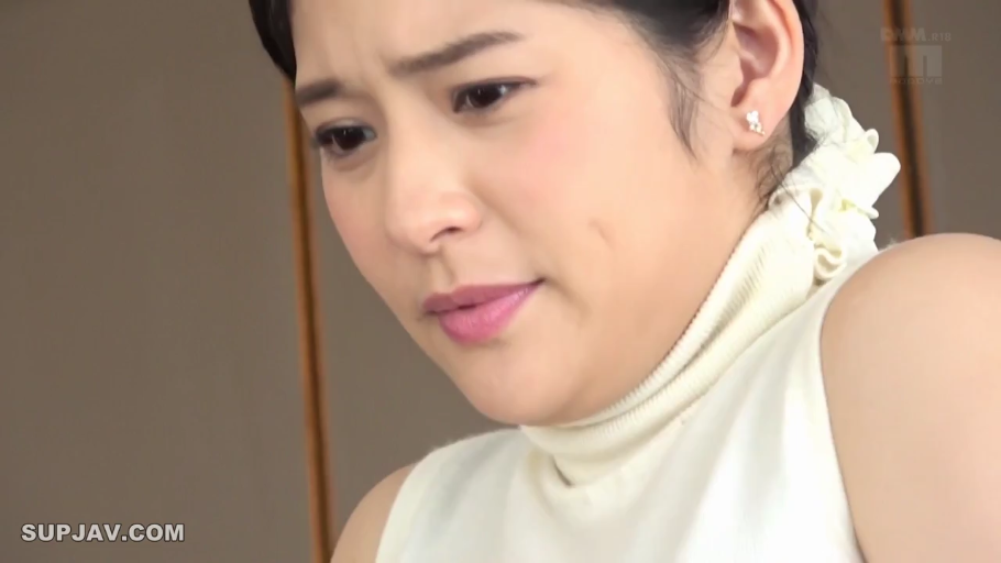 室内 · 委屈 · 脸部特写 · 凝视 · 高清 · 侧头 · 白色高领无袖衫