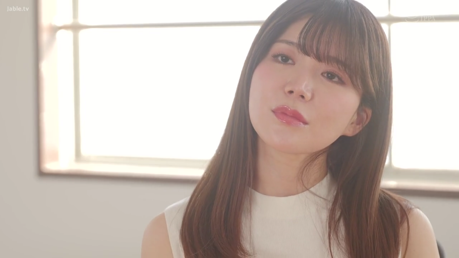 平静 · 面部特写 · 注视镜头 · 白色无袖上衣 · 室内窗边 · 清新 · 正脸