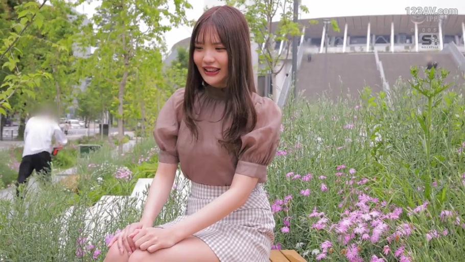 室内 · 校服 · 站立 · 微笑 · 半身 · 袭胸 · 他人之手