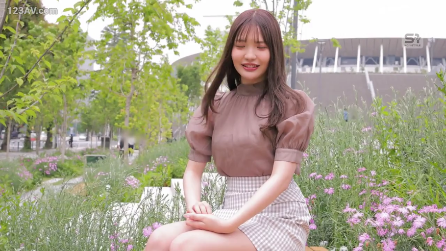 坐姿 · 胸部 · 卧室 · 迷离 · 熟女 · 揉胸 · 浅蓝色上衣