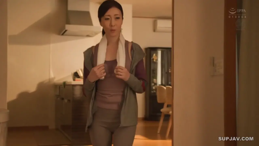 站立 · 站立 · 半身 · 厨房 · 熟女 · 毛巾 · 运动装 · 平常