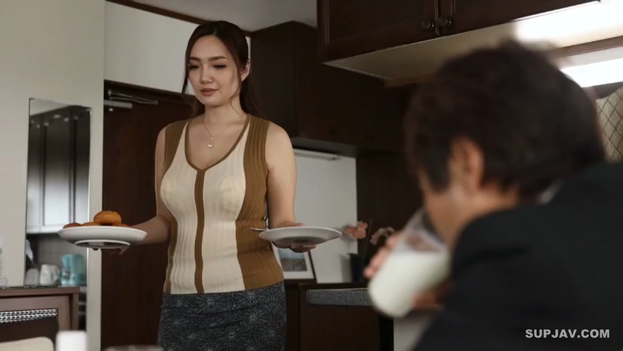 站立 · 微笑 · キッチン · 熟女 · 食物 · タイトタンクトップ · 端盘子