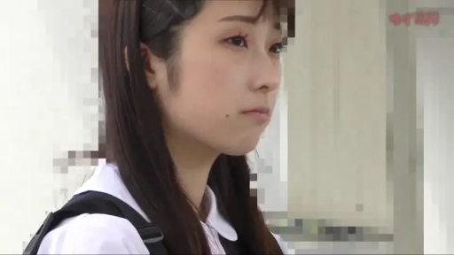 室内 · 忧郁 · 校服 · 面部特写 · 注视 · 黑发 · 侧站