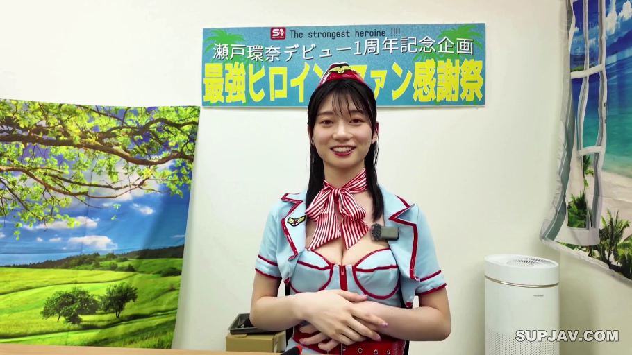 室内 · 脸部特写 · 微笑 · 清纯 · 撩发 · 侧身回眸 · 露肩毛衣