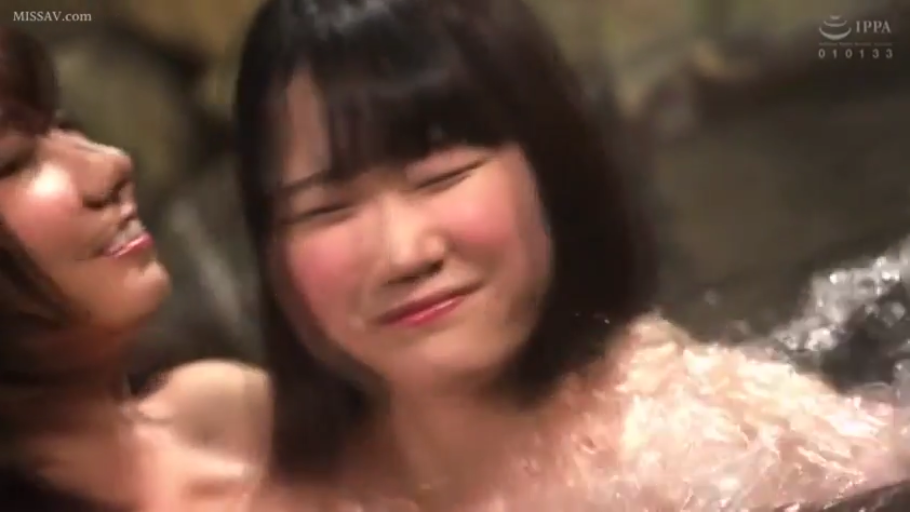 全裸 · 面部特写 · 温泉 · 依偎