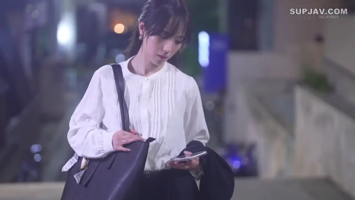 站立 · 中景 · 自然 · 職業裝 · 手提包 · 查看手機 · 户外街道 · 都市职场