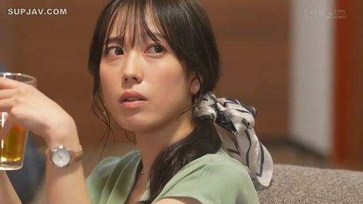 室内 · 坐姿 · 面部特写 · 侧脸 · 绿色上衣 · 忧虑 · 玻璃杯 · 持杯