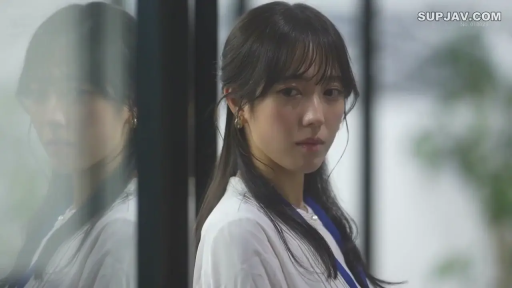 室内 · 站姿 · 平静 · 白色衬衫 · 面部特写 · 注视 · 倒影 · 工牌吊绳