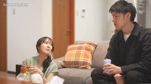 坐姿 · 交谈 · 中景 · 微笑 · 客厅 · 居家 · 休闲服 · 饮料罐