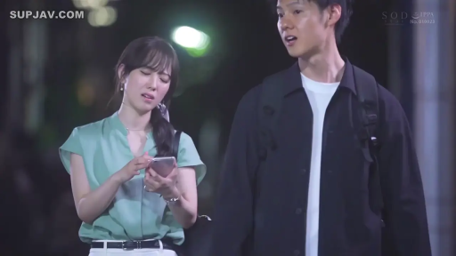 站立 · 半身 · カジュアルウェア · 屋外 · アジア人 · スマートフォン · 玩手机 · 焦虑